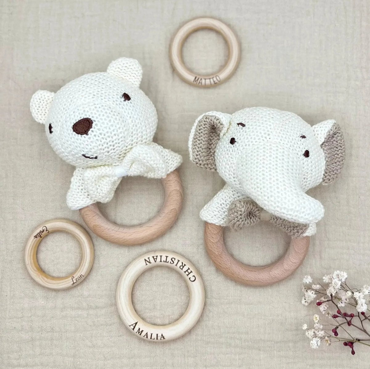 Baby-Rassel Weiße Tiere personalisiert – Materialdetail Häkelgarn und Holz