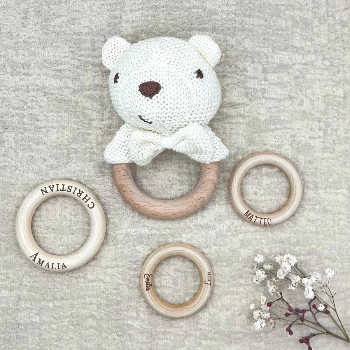 Baby Rassel personalisiert & gehäkelt | Greifling | weisse Tiere - LaserArt Germany