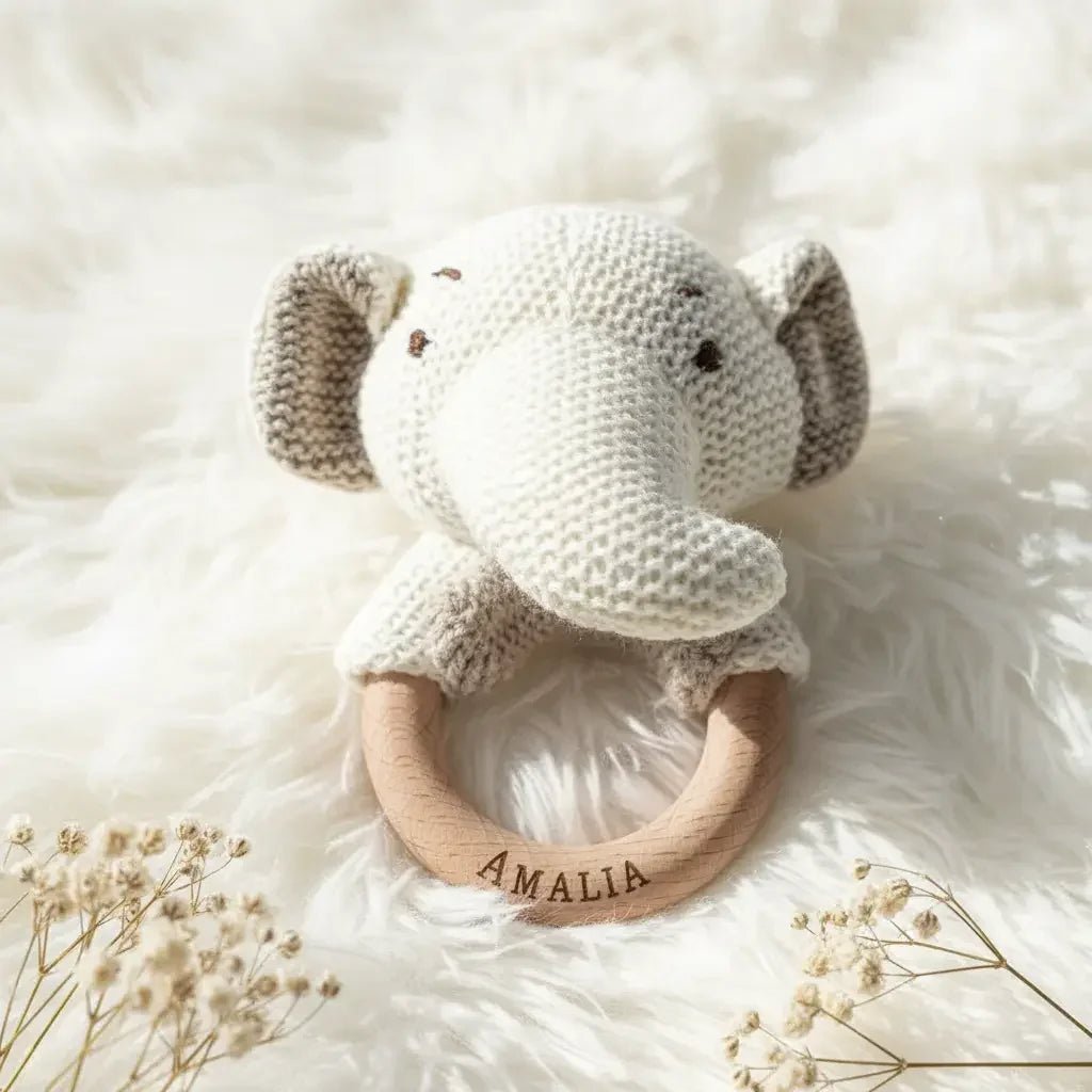 Baby-Rassel Weiße Tiere personalisiert – Frontalansicht mit graviertem Namen