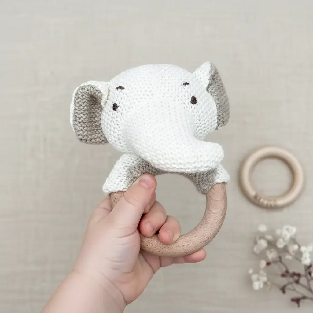 Baby-Rassel Weiße Tiere personalisiert – In der Geschenkverpackung