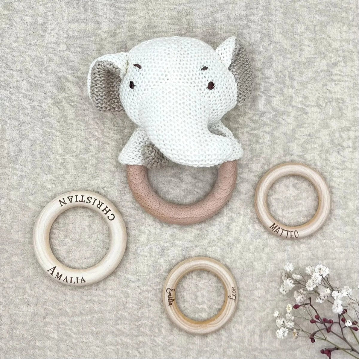 Baby-Rassel Weiße Tiere personalisiert – Seitenansicht des Tiermotivs