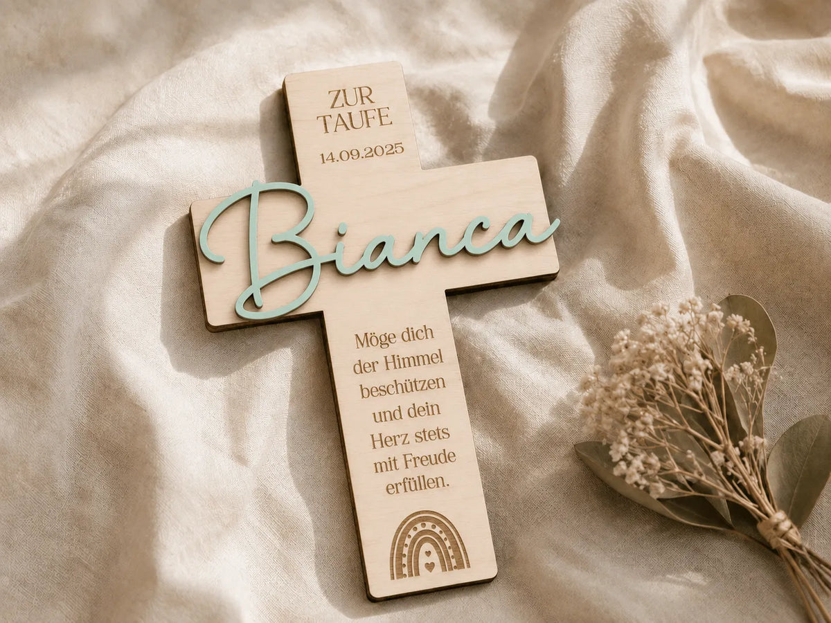 Personalisiertes Taufkreuz aus Holz mit Namenszug, Taufdatum und Segensspruch auf hellem Leinen