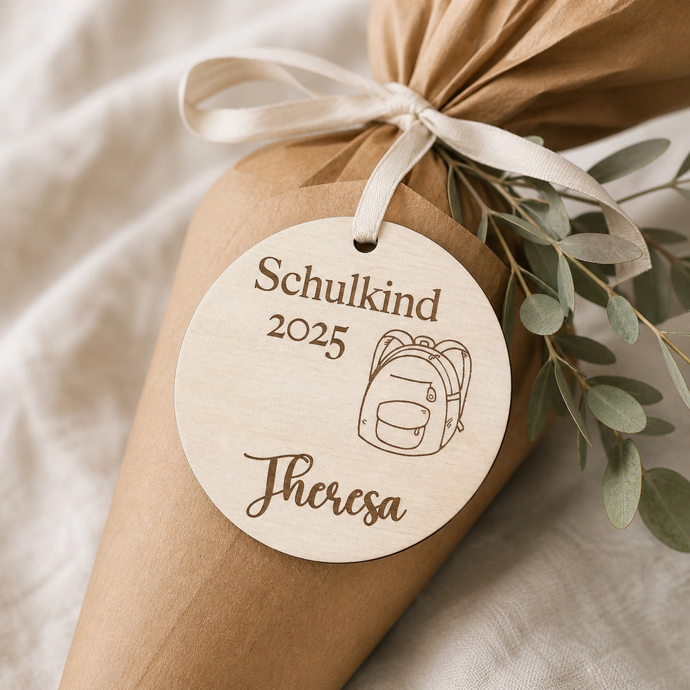 Schultüte aus Kraftpapier mit rundem Holzanhänger, Schulranzen-Motiv, Name und Jahreszahl