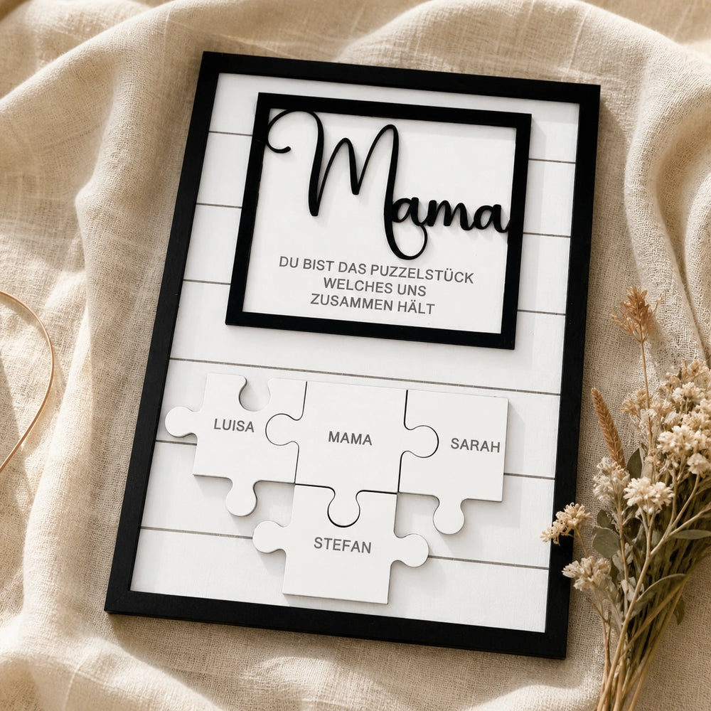 Gerahmtes Holzpuzzle mit dem Wort Mama, jedes Puzzleteil trägt einen gravierten Namen