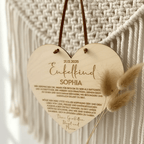 Taufgeschenk von Oma & Opa aus Holz für Enkelkind – Detailaufnahme der Namensgravur