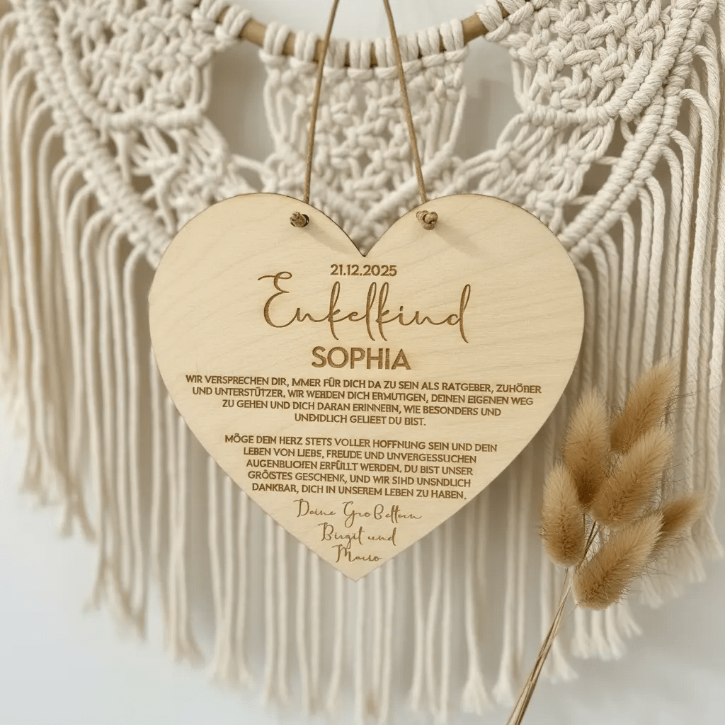 Taufgeschenk von Oma & Opa aus Holz für Enkelkind – Nahaufnahme der Holzmaserung