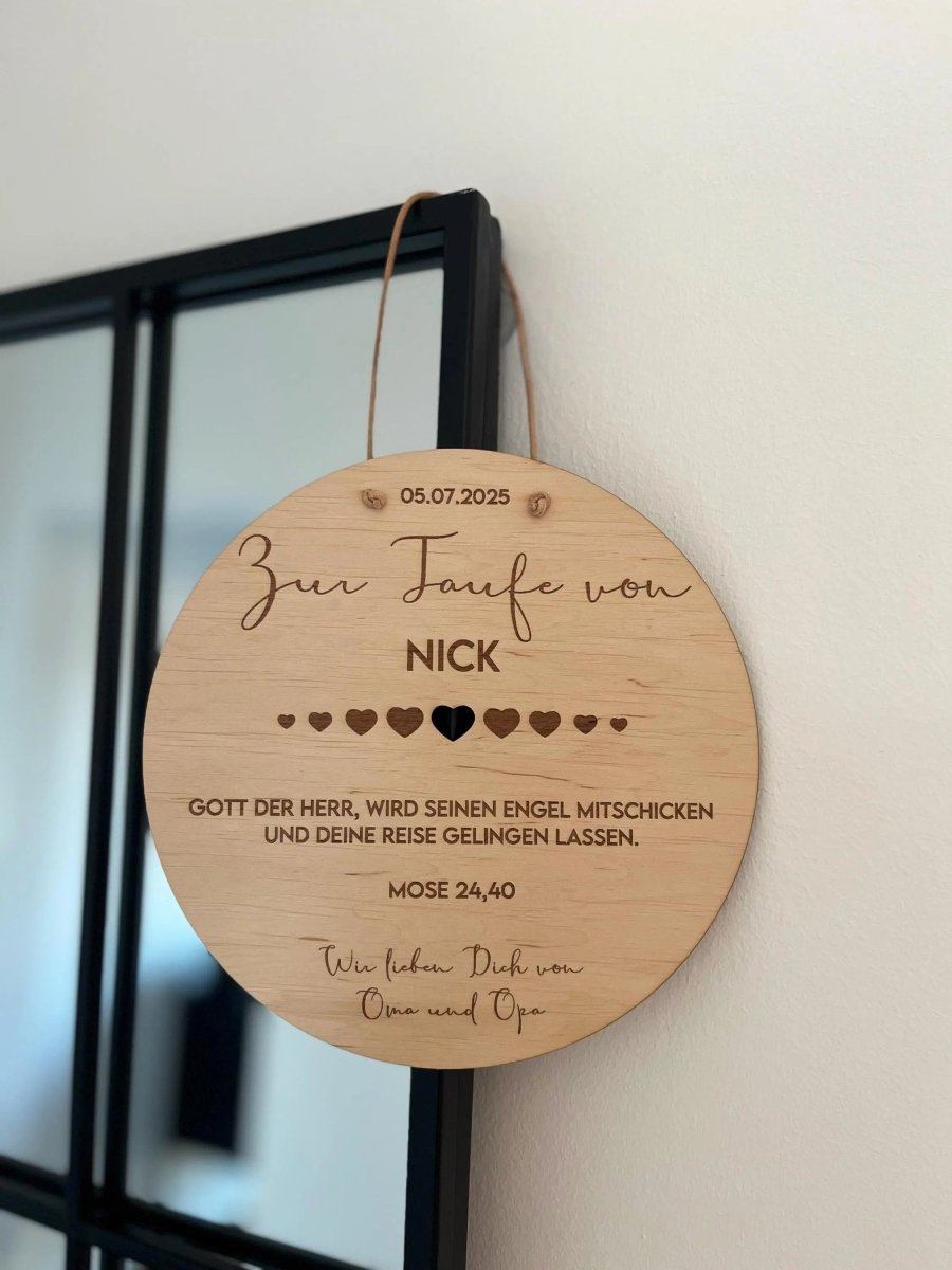 Taufgeschenk von Oma & Opa aus Holz für Enkelkind – Detailaufnahme der Motivgravur