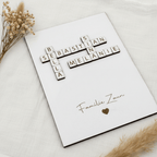 Scrabble Geschenk Familie aus Holz personalisiert – Detailaufnahme der gravierten Buchstaben