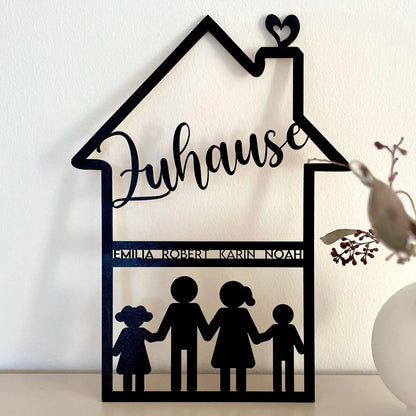 Familienschild aus Holz in Hausform | personalisiert mit Namen & Figuren - LaserArt Germany