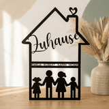 Familienschild aus Holz in Hausform | personalisiert mit Namen & Figuren - LaserArt Germany