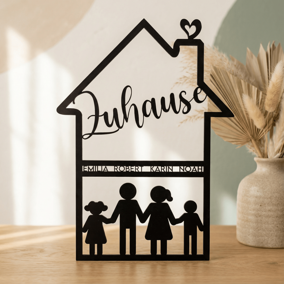 Familienschild aus Holz in Hausform | personalisiert mit Namen & Figuren - LaserArt Germany