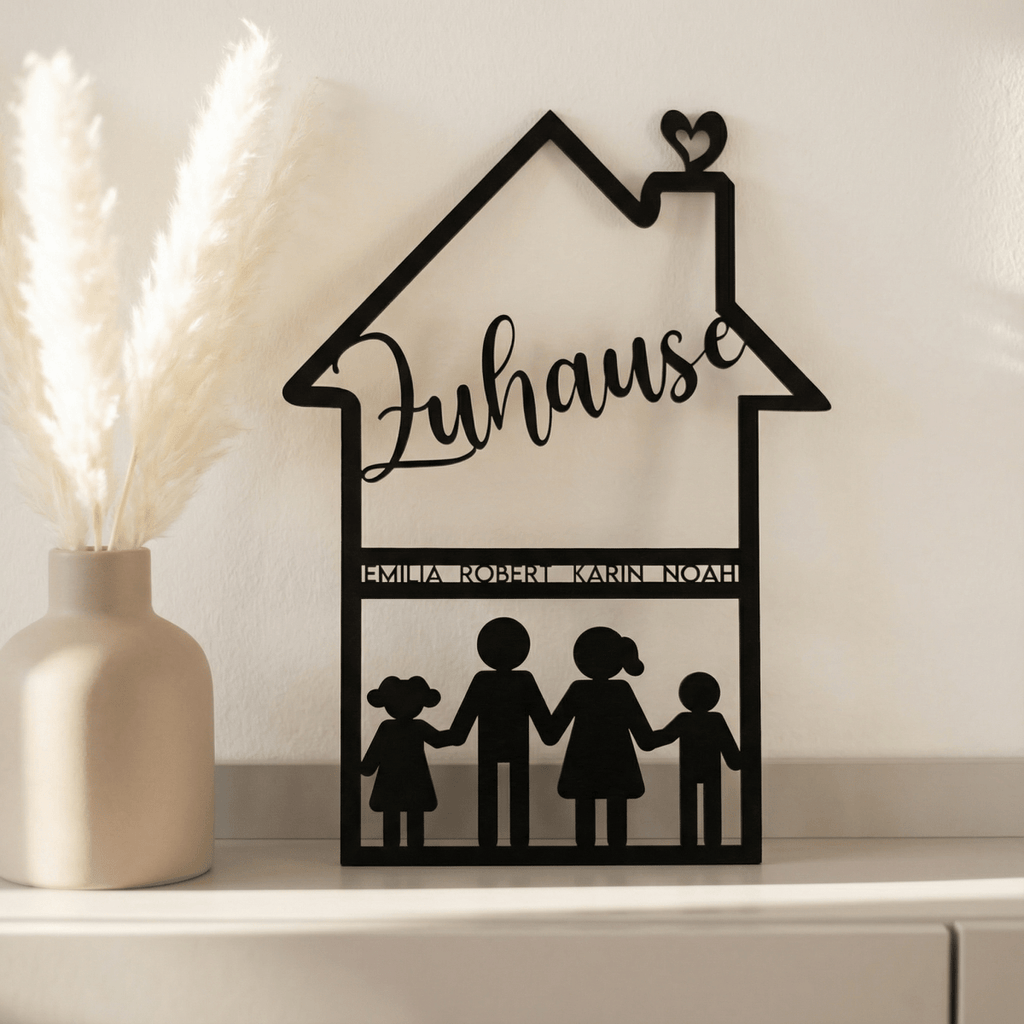 Familienschild aus Holz in Hausform | personalisiert mit Namen & Figuren - LaserArt Germany