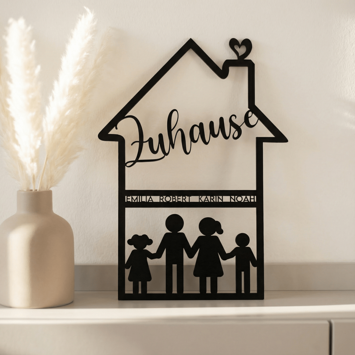 Familienschild aus Holz in Hausform | personalisiert mit Namen & Figuren - LaserArt Germany