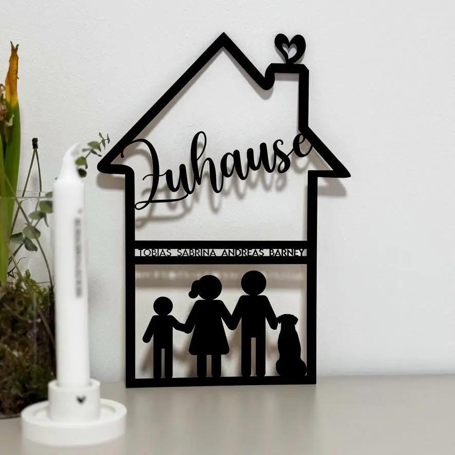 Familienschild aus Holz in Hausform | personalisiert mit Namen & Figuren - LaserArt Germany