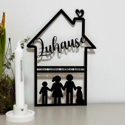 Familienschild aus Holz in Hausform | personalisiert mit Namen & Figuren - LaserArt Germany