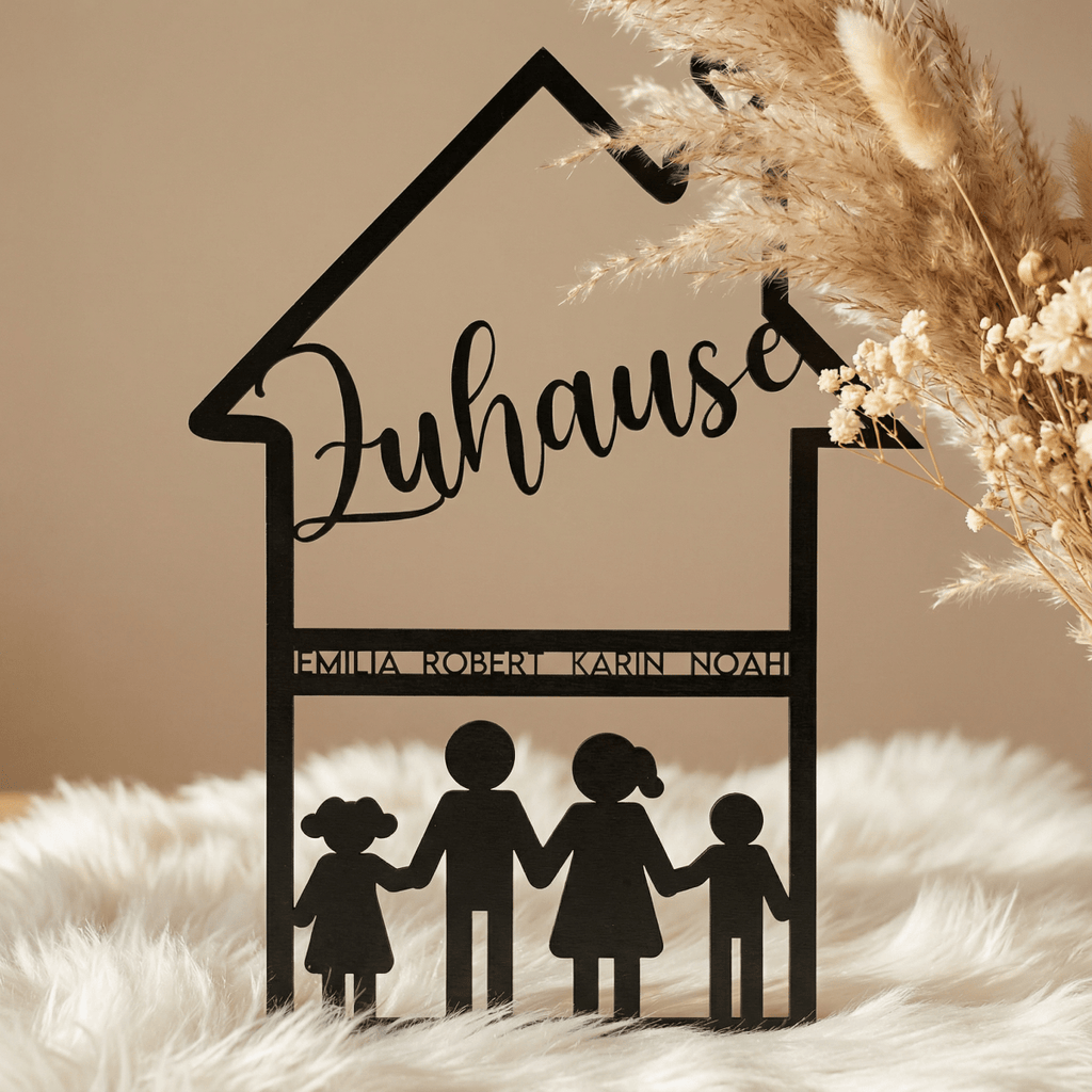 Familienschild aus Holz in Hausform | personalisiert mit Namen & Figuren - LaserArt Germany