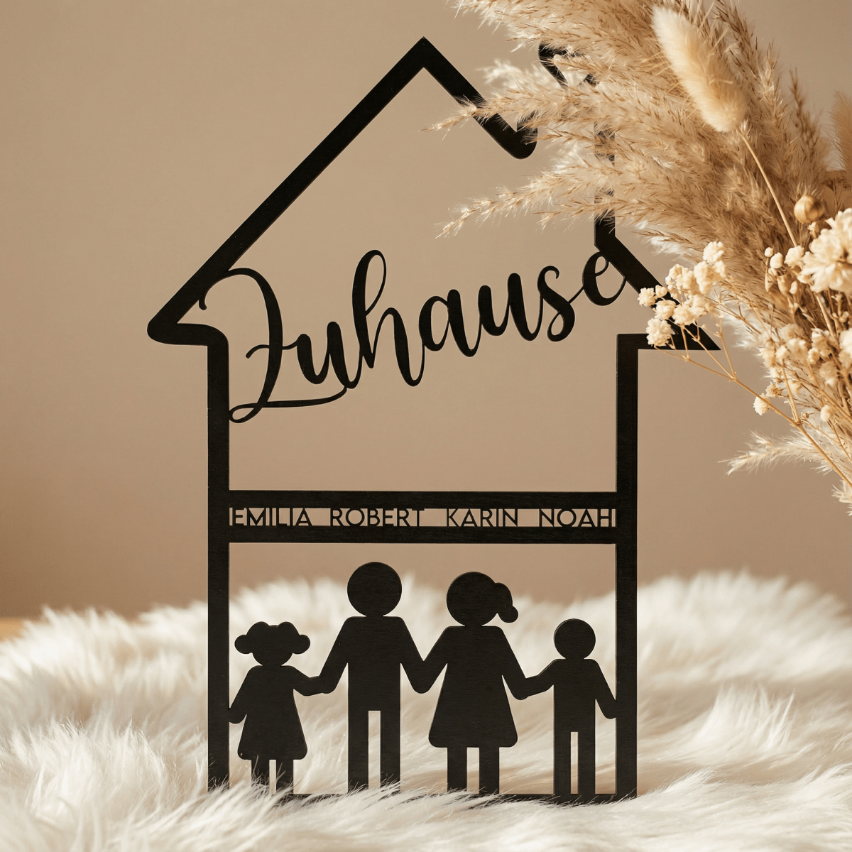 Familienschild aus Holz in Hausform | personalisiert mit Namen & Figuren - LaserArt Germany