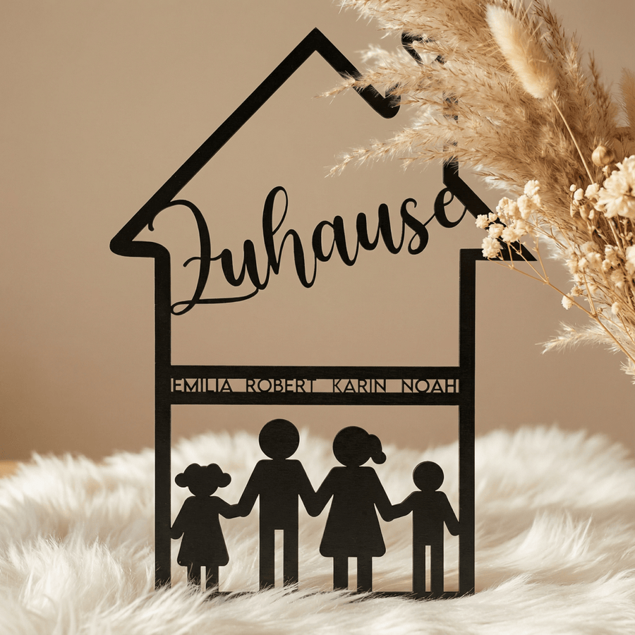 Familienschild aus Holz in Hausform | personalisiert mit Namen & Figuren - LaserArt Germany