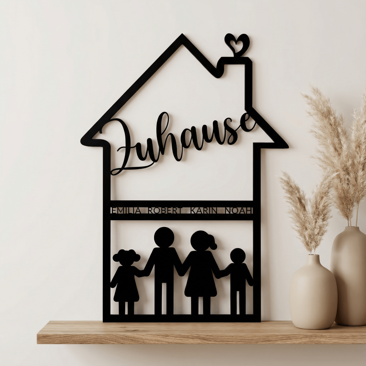 Familienschild aus Holz in Hausform | personalisiert mit Namen & Figuren - LaserArt Germany