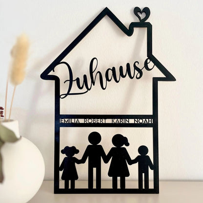 Familienschild aus Holz in Hausform | personalisiert mit Namen & Figuren - LaserArt Germany