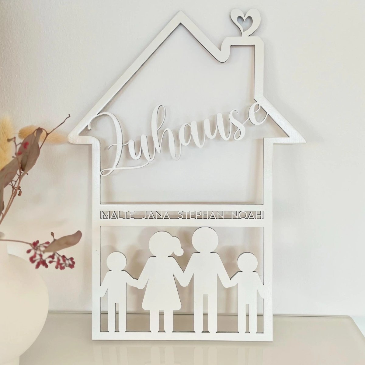 Familienschild aus Holz in Hausform | personalisiert mit Namen & Figuren - LaserArt Germany