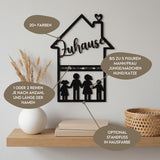 Familienschild aus Holz in Hausform | personalisiert mit Namen & Figuren - LaserArt Germany