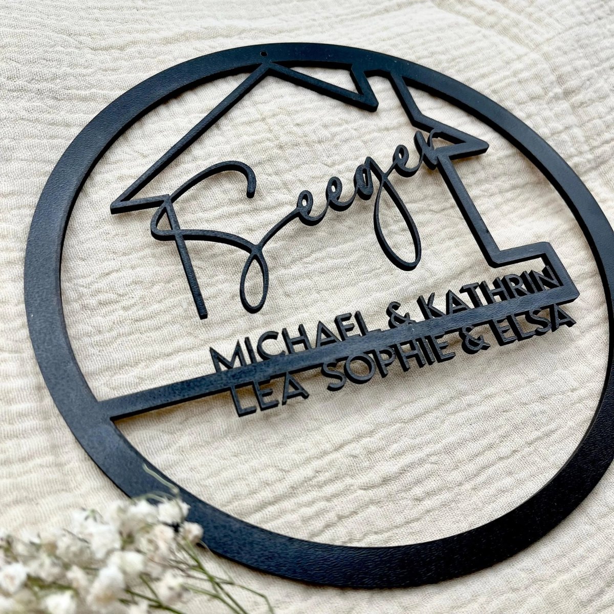 Familienschild aus Holz personalisiert | Türkranz & Wanddeko für Zuhause - LaserArt Germany