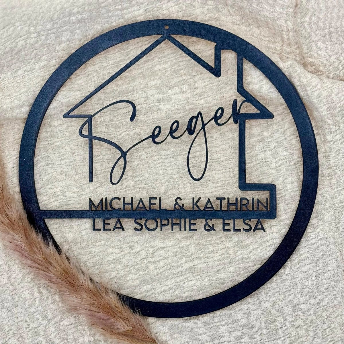 Familienschild aus Holz personalisiert | Türkranz & Wanddeko für Zuhause - LaserArt Germany