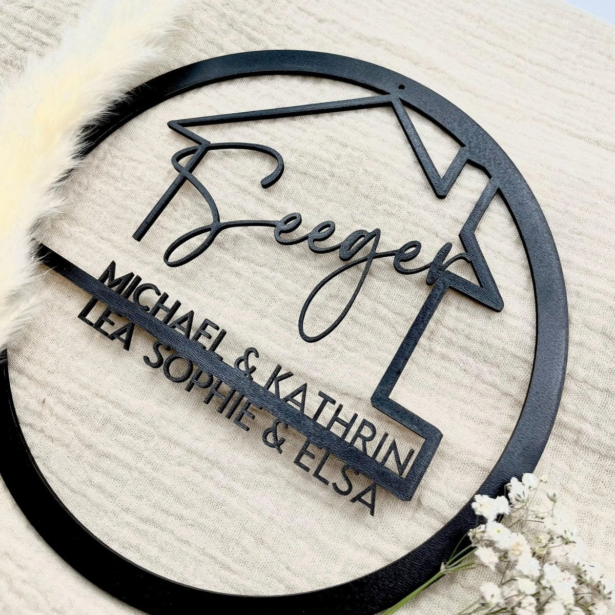 Familienschild aus Holz personalisiert | Türkranz & Wanddeko für Zuhause - LaserArt Germany