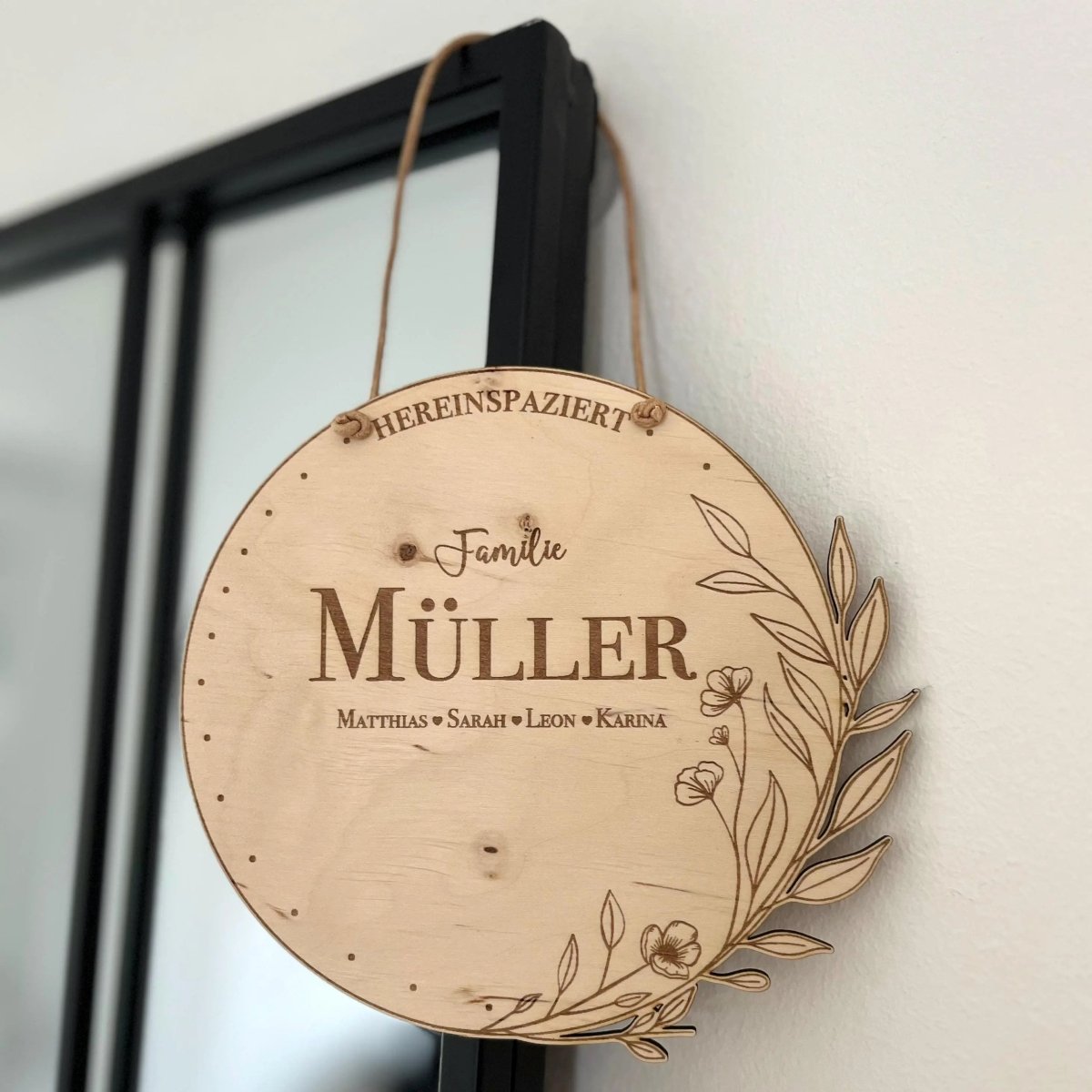 Familienschild für die Haustür mit Willkommensgruß – Aufhängeoption im Detail