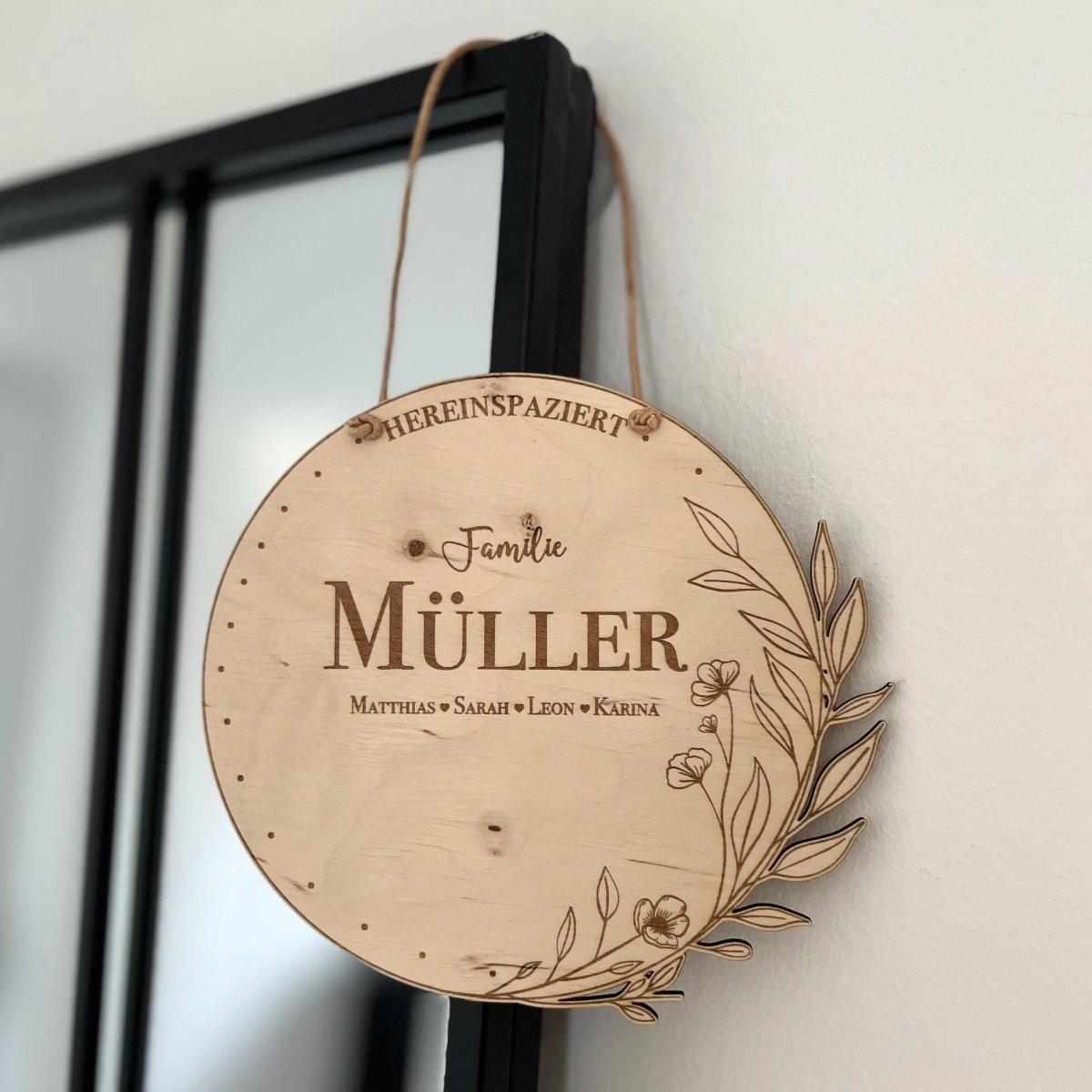 Familienschild für die Haustür mit Willkommensgruß – Detailaufnahme der Gravur