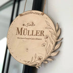 Familienschild für die Haustür mit Willkommensgruß – Frontalansicht mit Familiennamen graviert