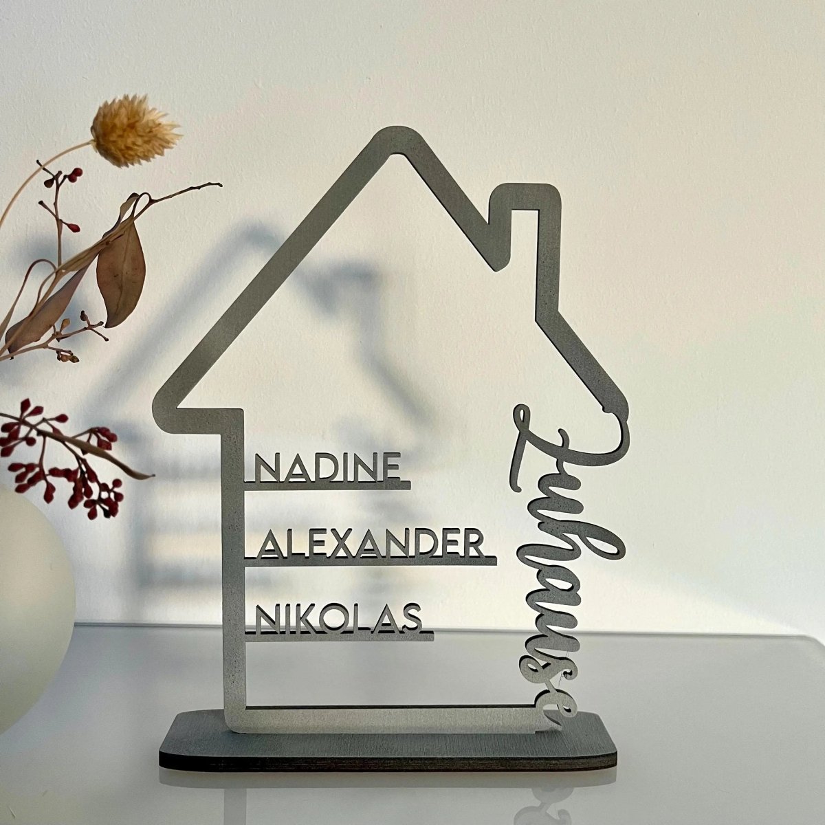 Familienschild | Holzschild Haus mit Namen personalisiert | Familienhaus aus Holz - LaserArt Germany