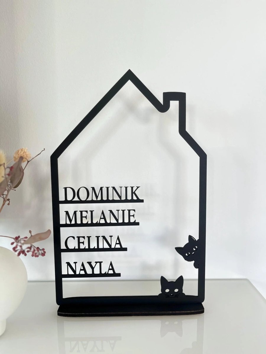 Familienschild personalisiert aus Holz | Hausform mit Katzen & Vornamen - LaserArt Germany