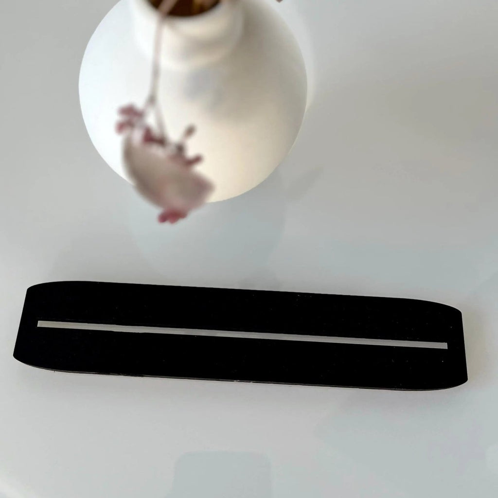 Familienschild personalisiert aus Holz | Hausform mit Katzen & Vornamen - LaserArt Germany