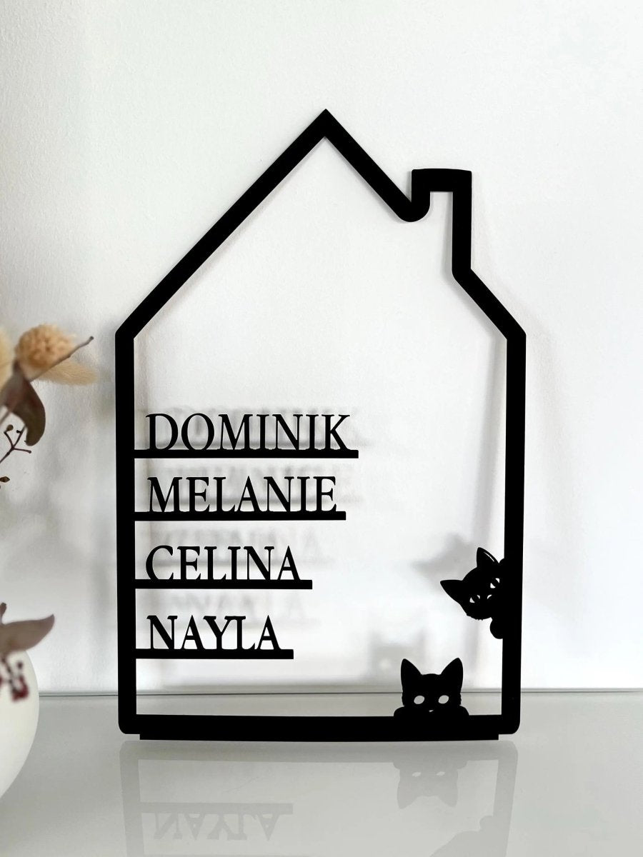 Familienschild personalisiert aus Holz | Hausform mit Katzen & Vornamen - LaserArt Germany