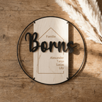 Familienschild Borns vor Holzwand mit Pampasgras