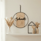 Türschild Familie aus Holz im Metallring auf dem Wandregal
