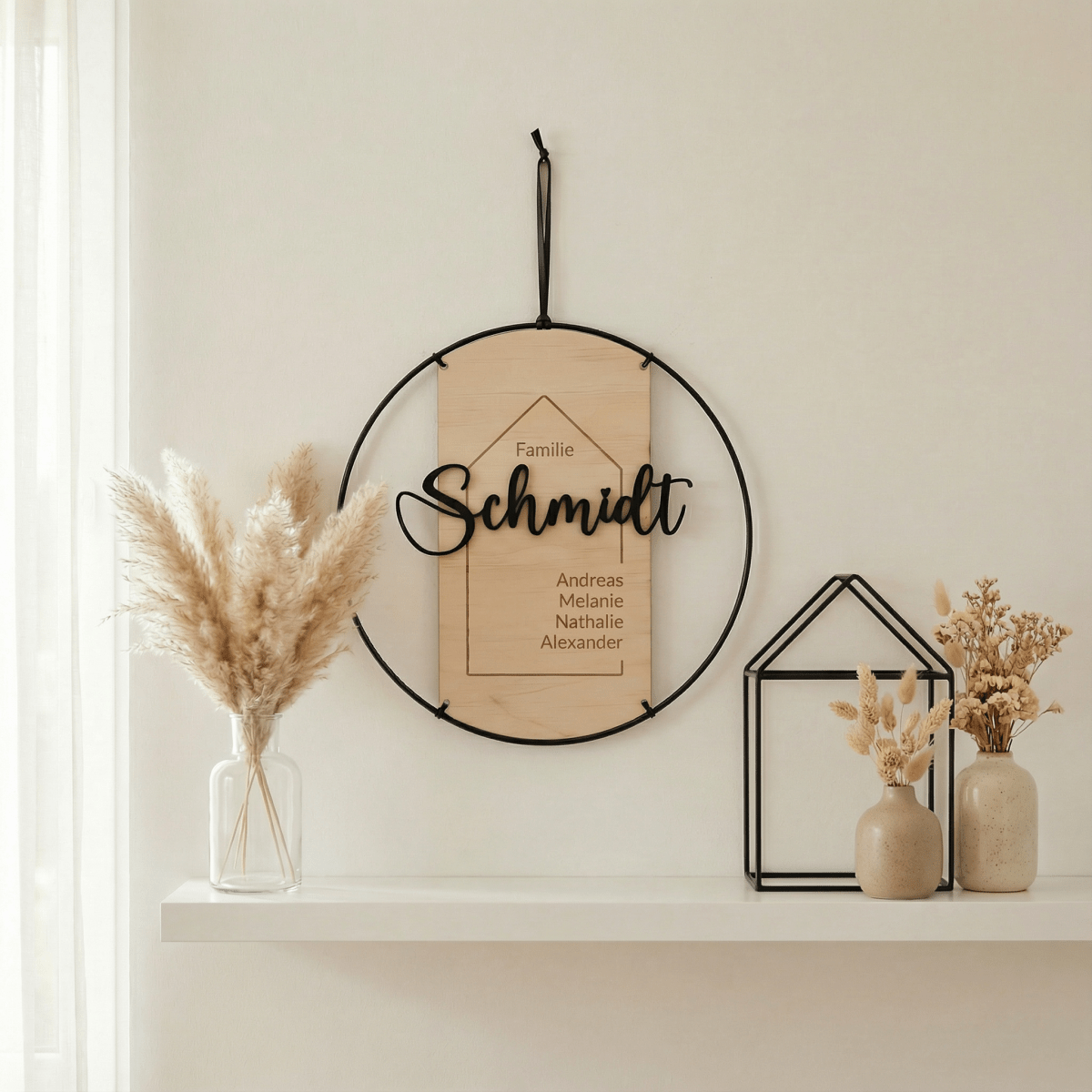 Türschild Familie aus Holz im Metallring auf dem Wandregal