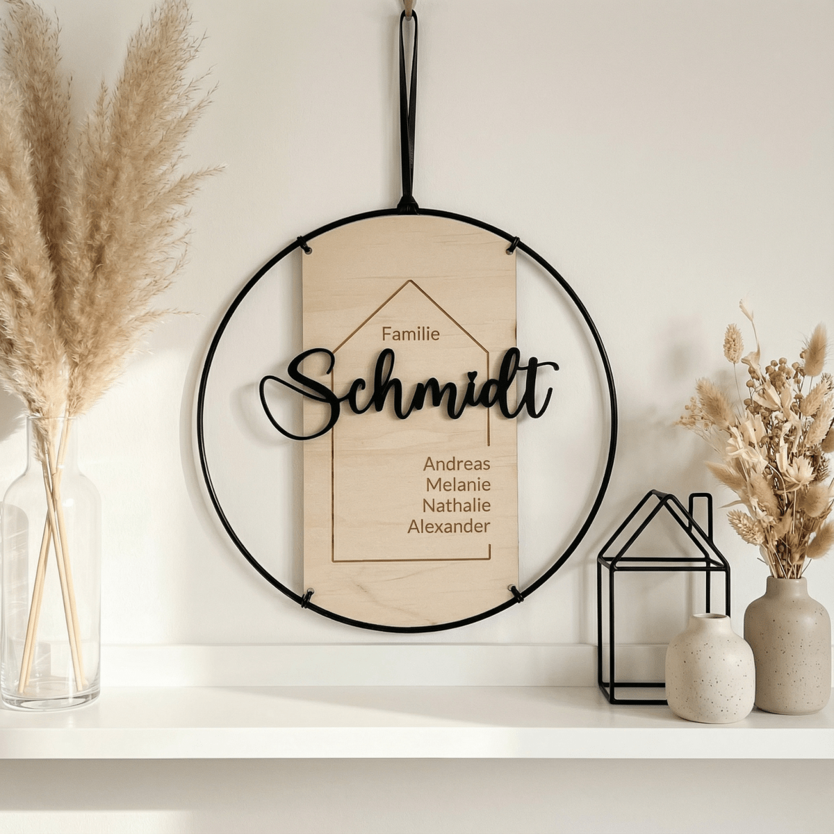 Familienschild im Metallring auf dem Sideboard mit Pampasgras