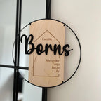 Familienschild Borns aus Birkenholz im schwarzen Metallring