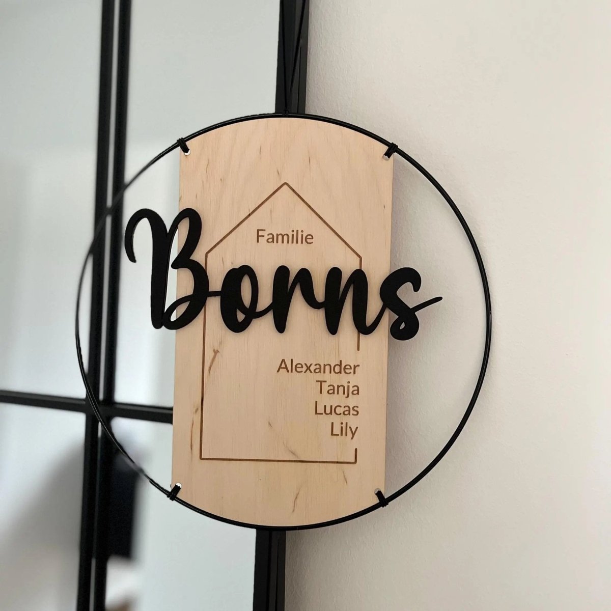 Familienschild Borns aus Birkenholz im schwarzen Metallring