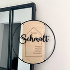Familienschild aus Holz und Metall an der Wand neben dem Flurspiegel