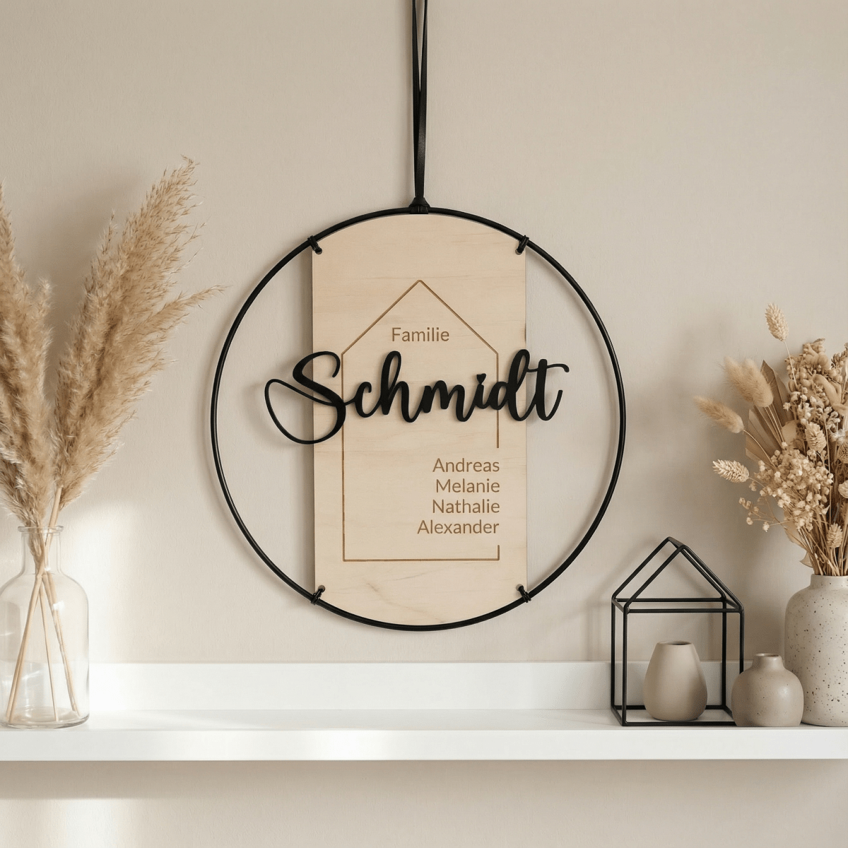 Familienschild hängend an der Wand mit Pampasgras dekoriert