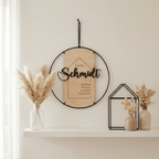 Familienschild mit Pampasgras und Deko-Haus auf hellem Regal
