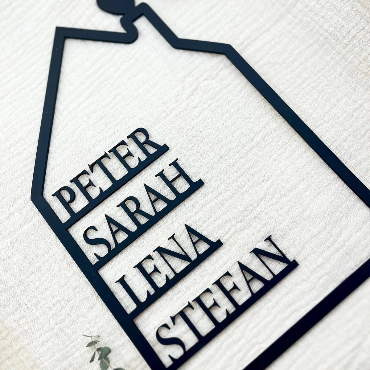 Familienschild personalisiert mit Vornamen aller Familienmitglieder - LaserArt Germany