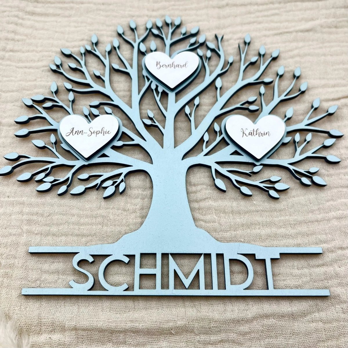 Familienstammbaum aus Holz personalisiert mit Familienname & Herzen | Baum des Lebens - LaserArt Germany