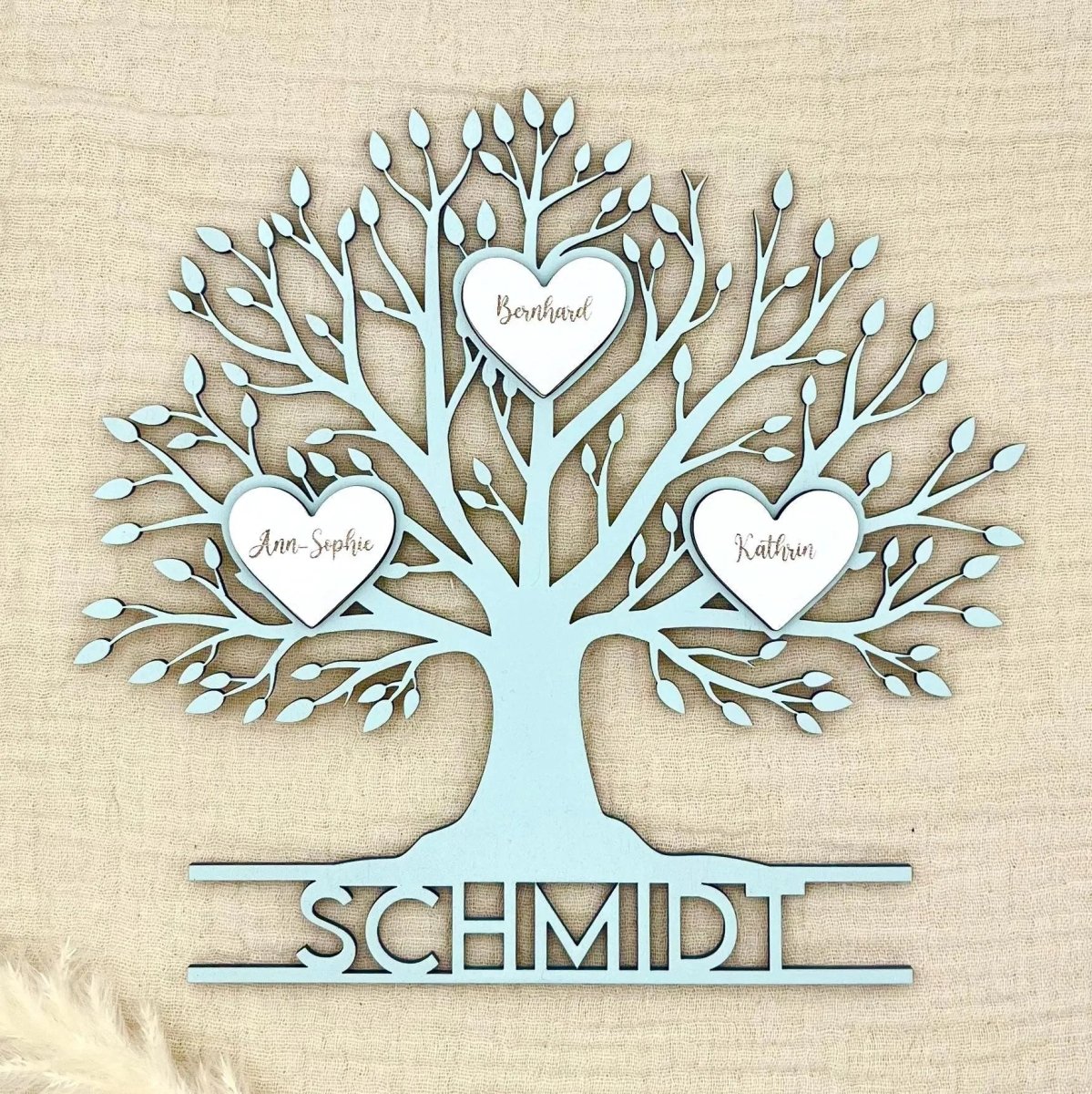 Familienstammbaum aus Holz personalisiert mit Familienname & Herzen | Baum des Lebens - LaserArt Germany