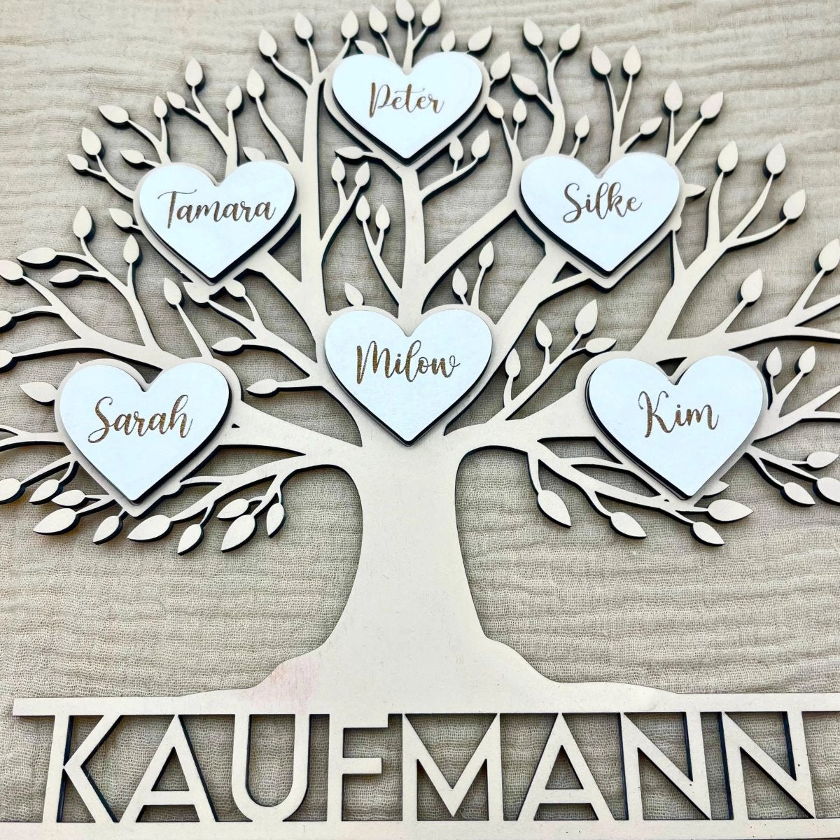 Familienstammbaum aus Holz personalisiert mit Familienname & Herzen | Baum des Lebens - LaserArt Germany
