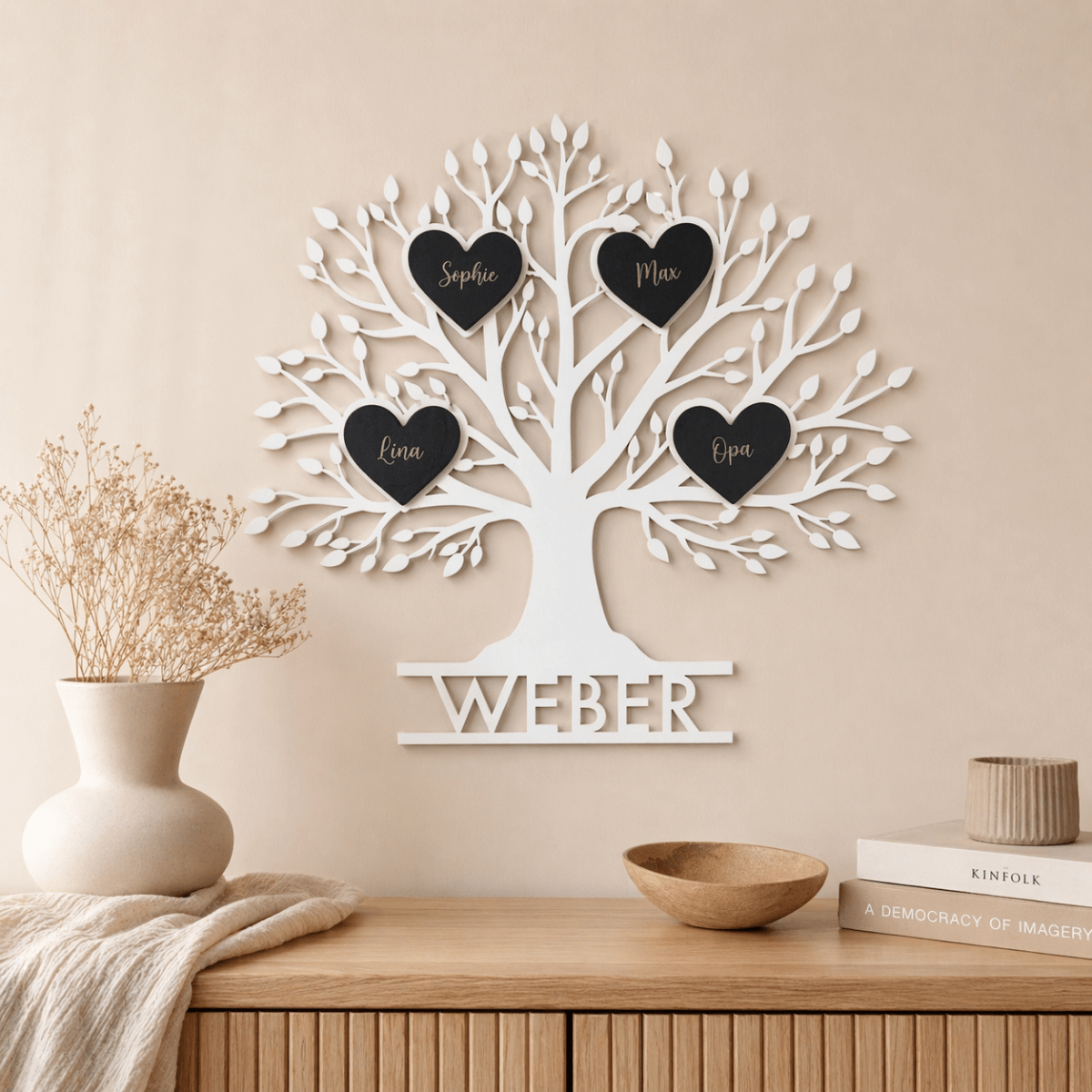 Weißer Familienstammbaum als Wandbild mit schwarzen Herzen